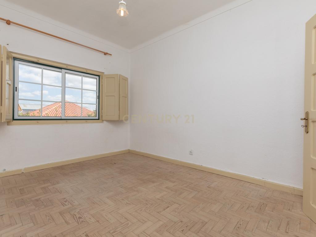Moradia T6 com Jardim e Vista Panorâmica em Avis - Image 20