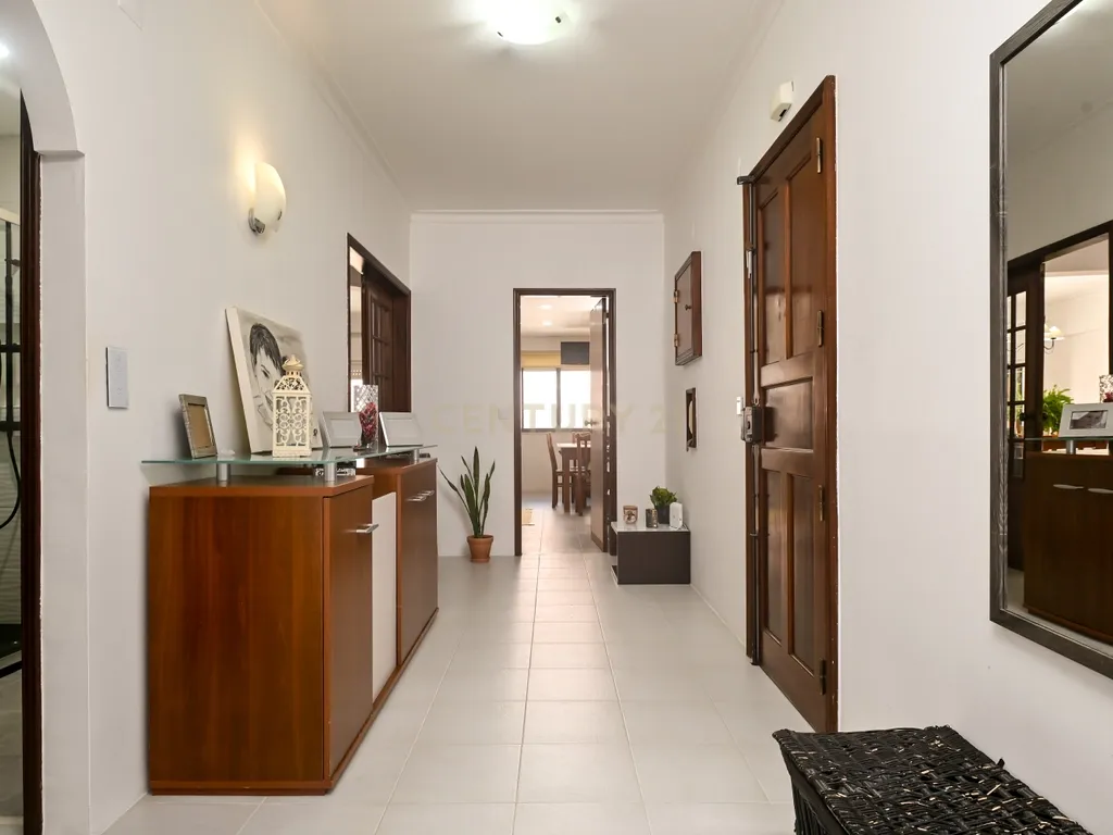 Apartamento T3 semi-remodelado, luminoso e pronto a habitar, na Rinchoa (Sintra). - Image 4