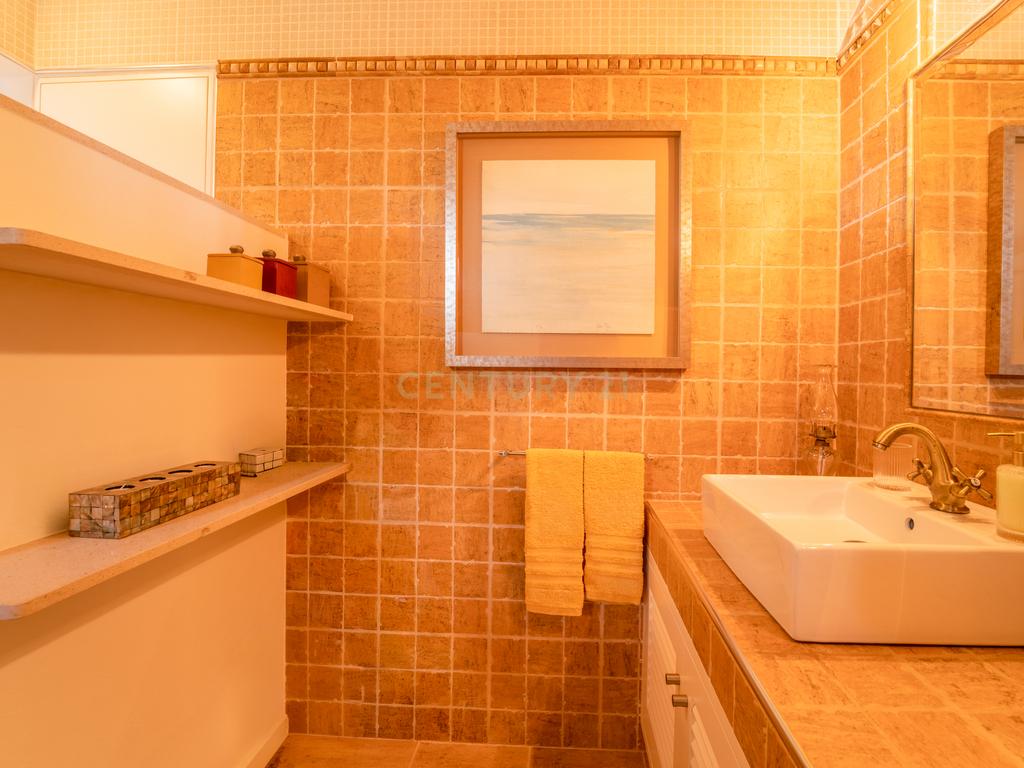 Propriedade com três habitações, piscina aquecida e sauna, num terreno de 10.000 m² - Image 60