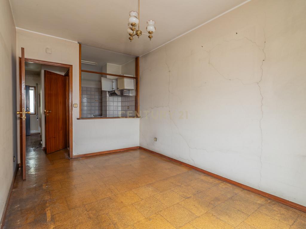 Apartamento T1 em Braga, na União das freguesias de Maximinos, Sé e Cividade em Braga para recuperar - Oportunidade Única! - Image 2