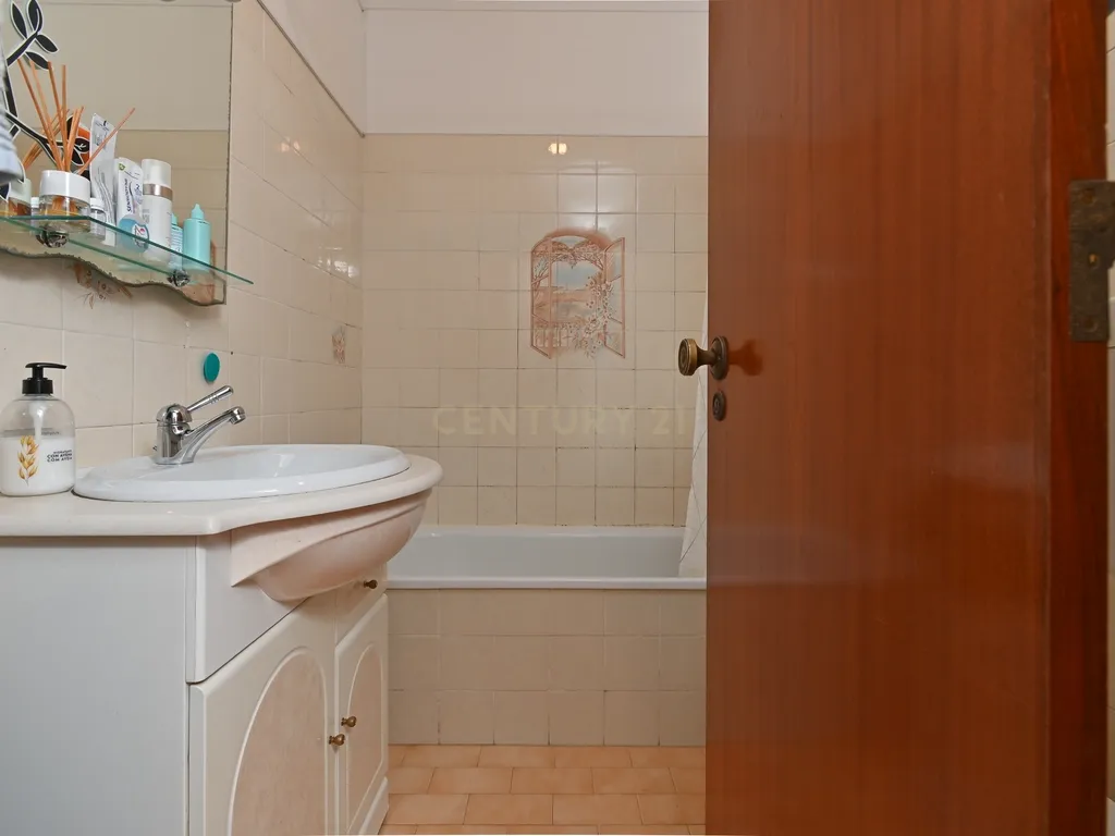 Apartamento T2 em Massamá com Varanda e arrecadação - Image 14