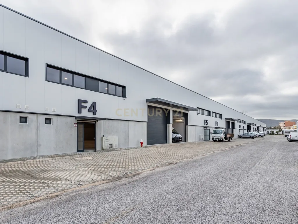 Armazém Industrial 300m² | Mezzanine, Logradouro e Acesso à A10 | Arruda dos Vinhos - Image 1
