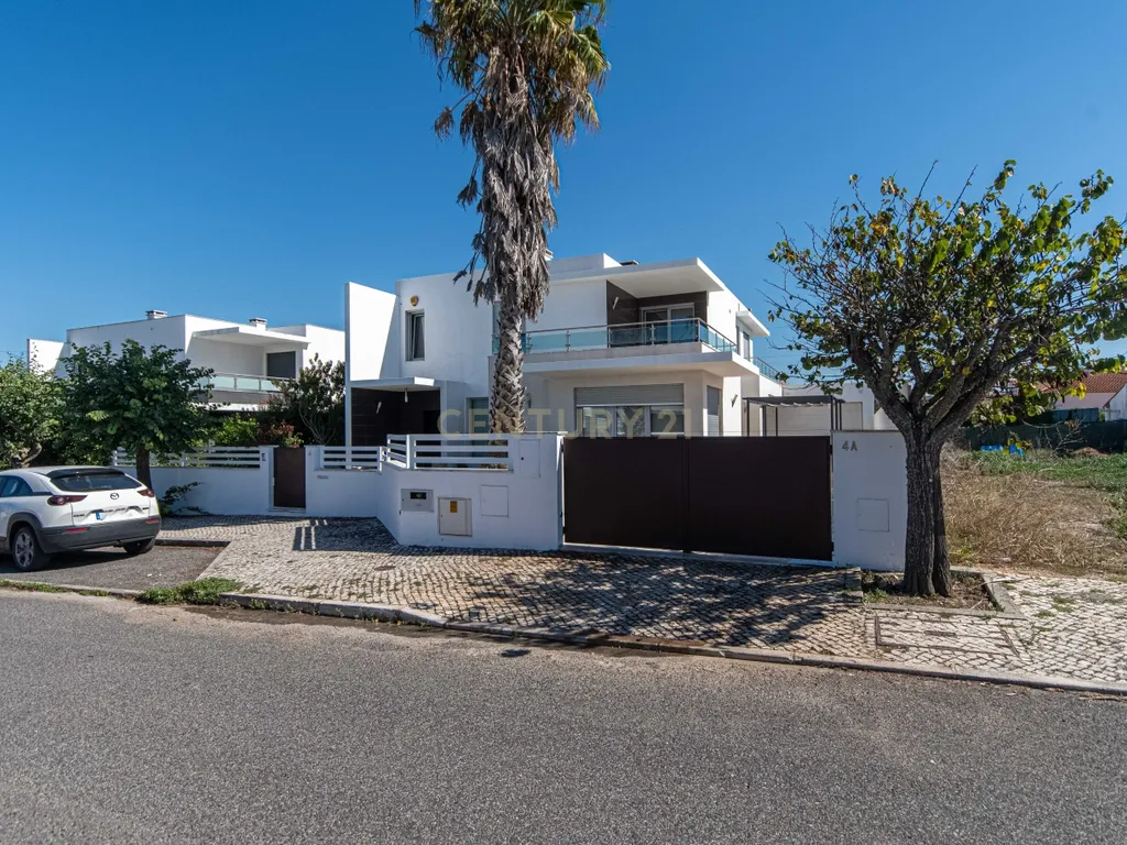 Moradia Isolada de Arquitetura Moderna com Piscina, Jardim e Garagem (Morelena /Pêro Pinheiro) - Image 7