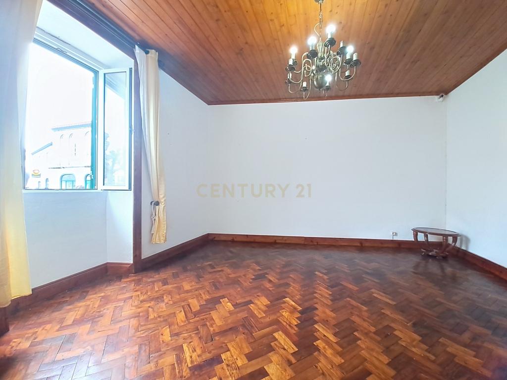 Moradia no Centro da Povoação com 2 Garagens - Image 9