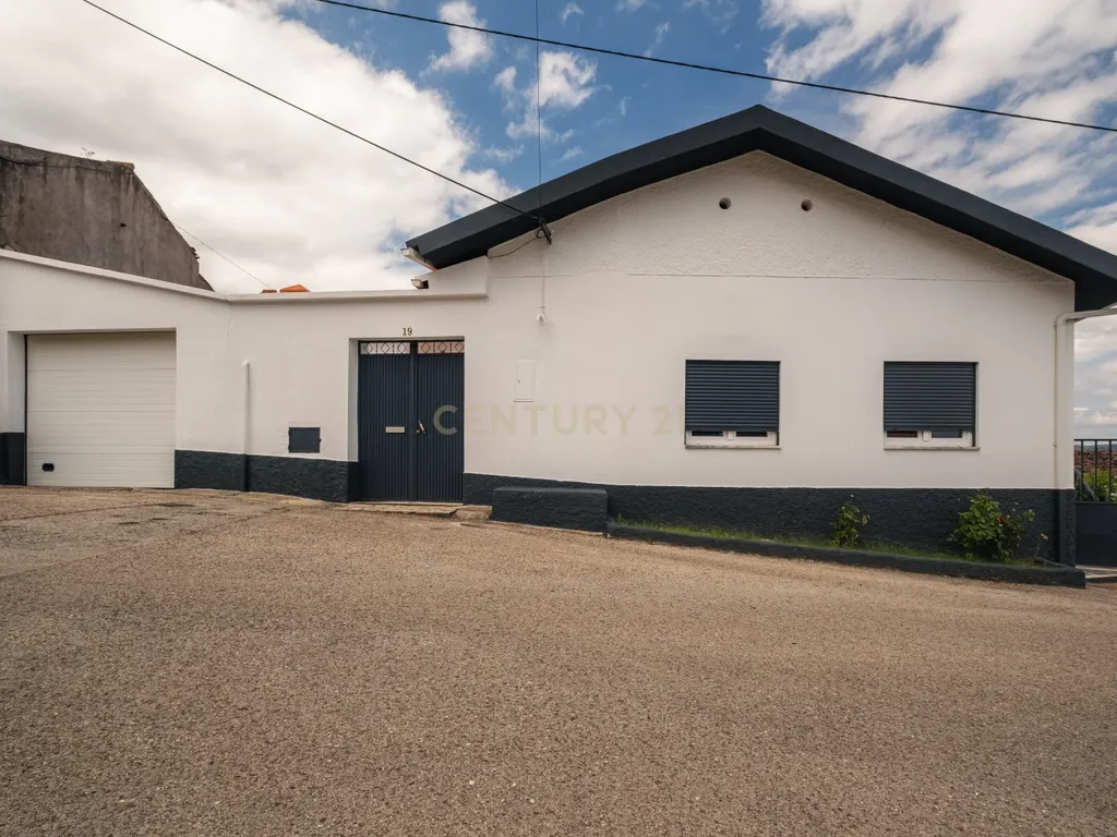 Moradia Renovada em Serpins, Lousã com 3 Casas de Banho - Image 46