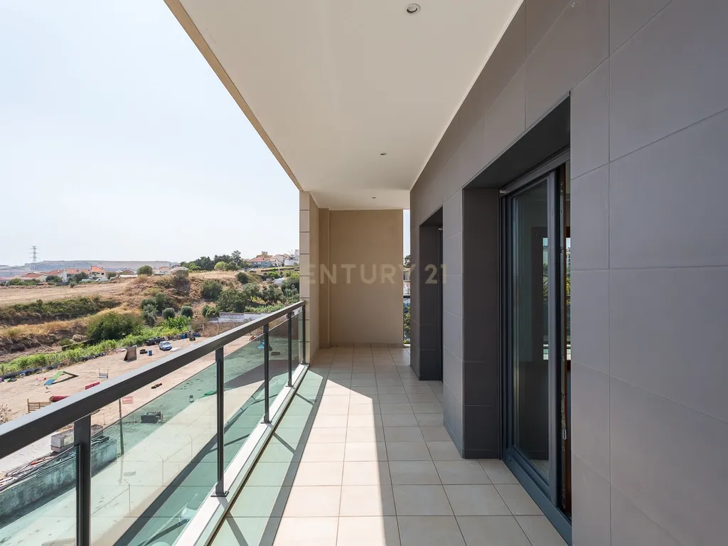 Apartamento T2 num condomínio com Vista Panorâmica em Odivelas, Famões - Image 1