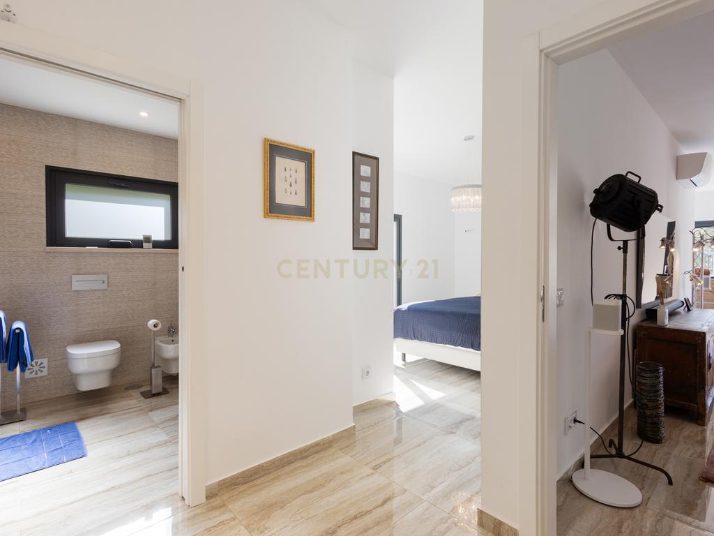 Moradia ultramoderna com 3 quartos: Vida sustentável na Costa da Prata - Image 27