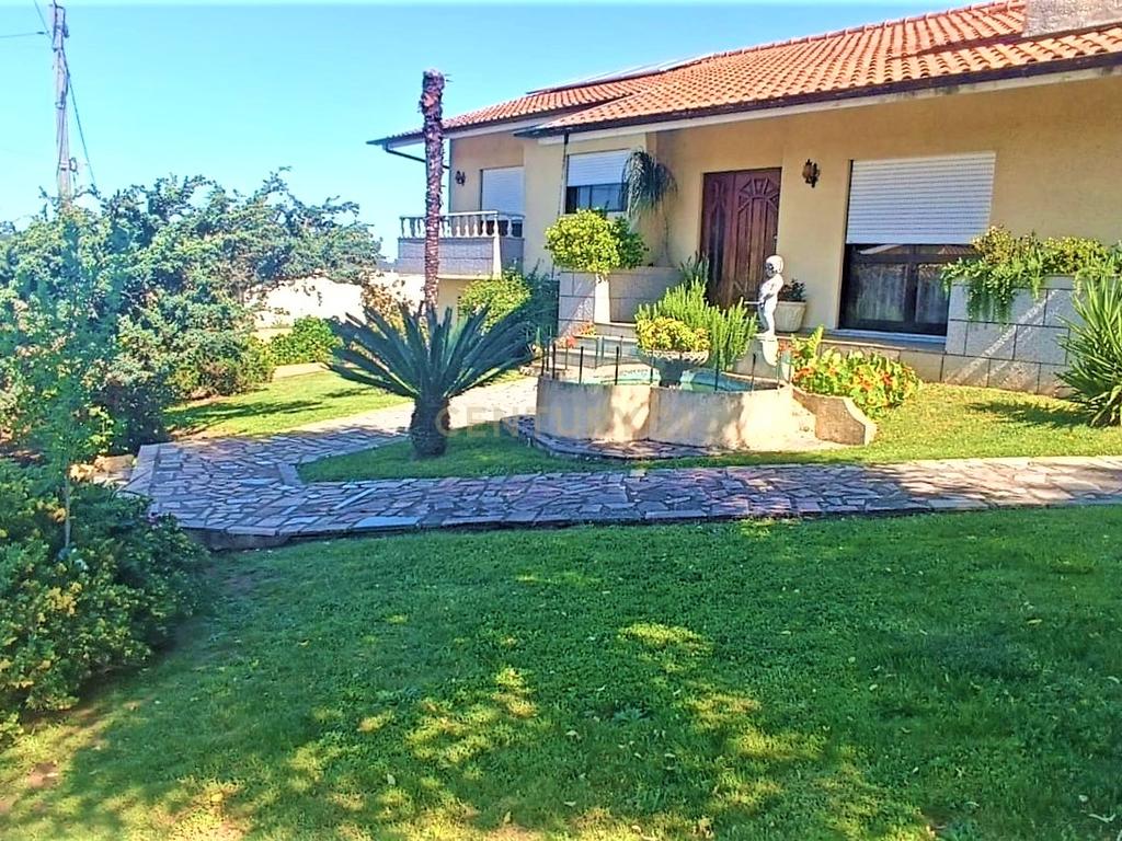 Grande moradia térrea, em Santo Tirso com área de lazer, anexo, jardim e terreno agrícola, Porto - Image 6