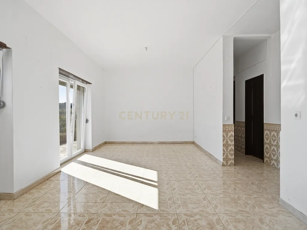 Moradia T7 de dois pisos com garagem, jardim e anexos | Terreno 894 m² na Paz em Mafra - Image 31