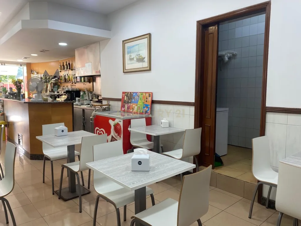 Cafeteria no Porto com Excelente Localização e Equipamentos - Image 1
