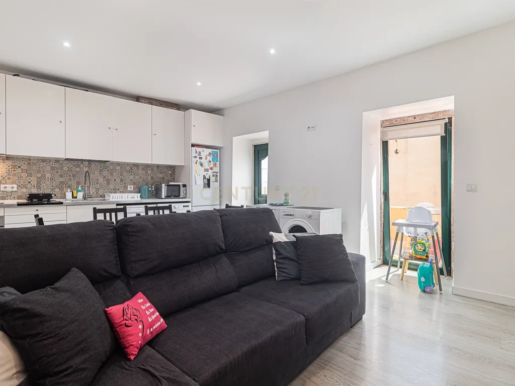 Moradia T2 Renovada em Fanhões – Conforto e Tranquilidade às Portas da Cidade - Image 4