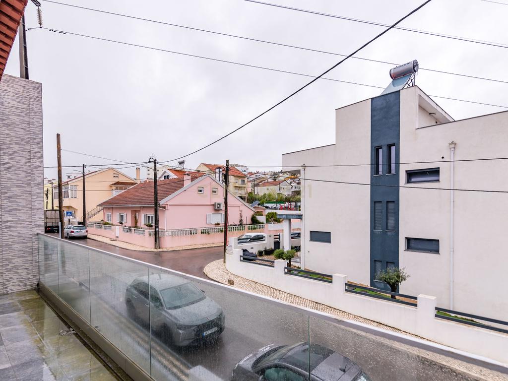 Excelente Andar de Moradia T3 com Sótão e Estacionamento em Famões, Odivelas - Image 11