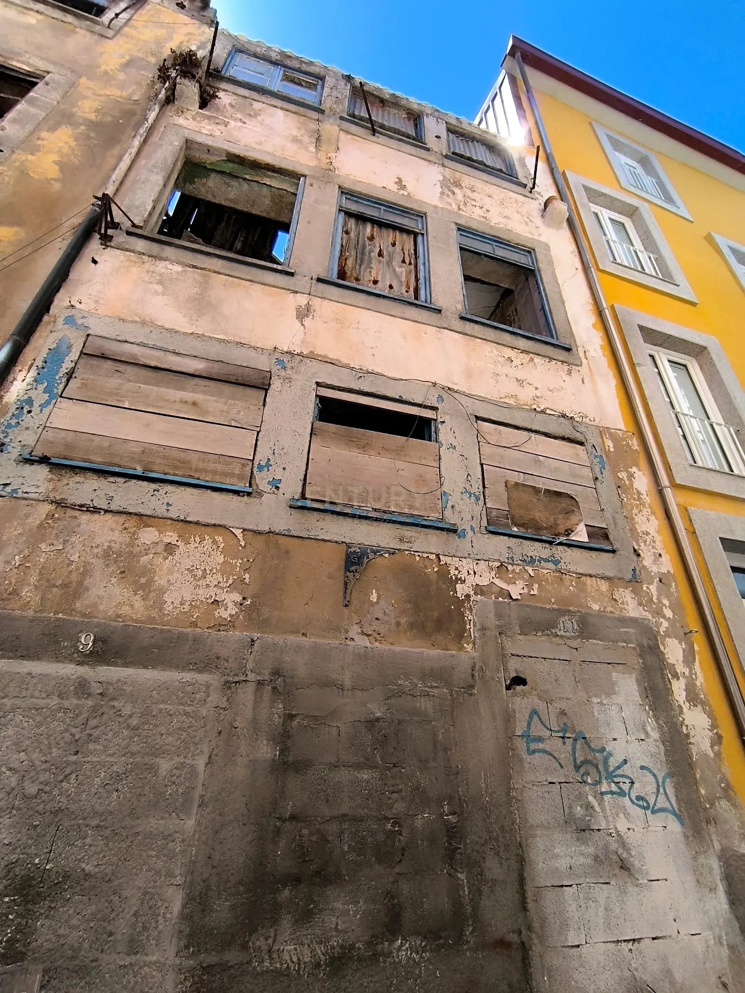 Fotografia 12 de Edifício típico no Porto entre a Sé e a Mouzinho da Silveira para reconstrução