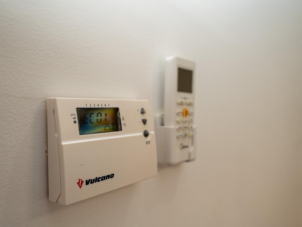 Apartamento de tipologia T3, com 2 varandas, 2 WC e box para 4 viaturas, situado no Jardim da Amoreira - Ramada em Odivelas. - Image 10