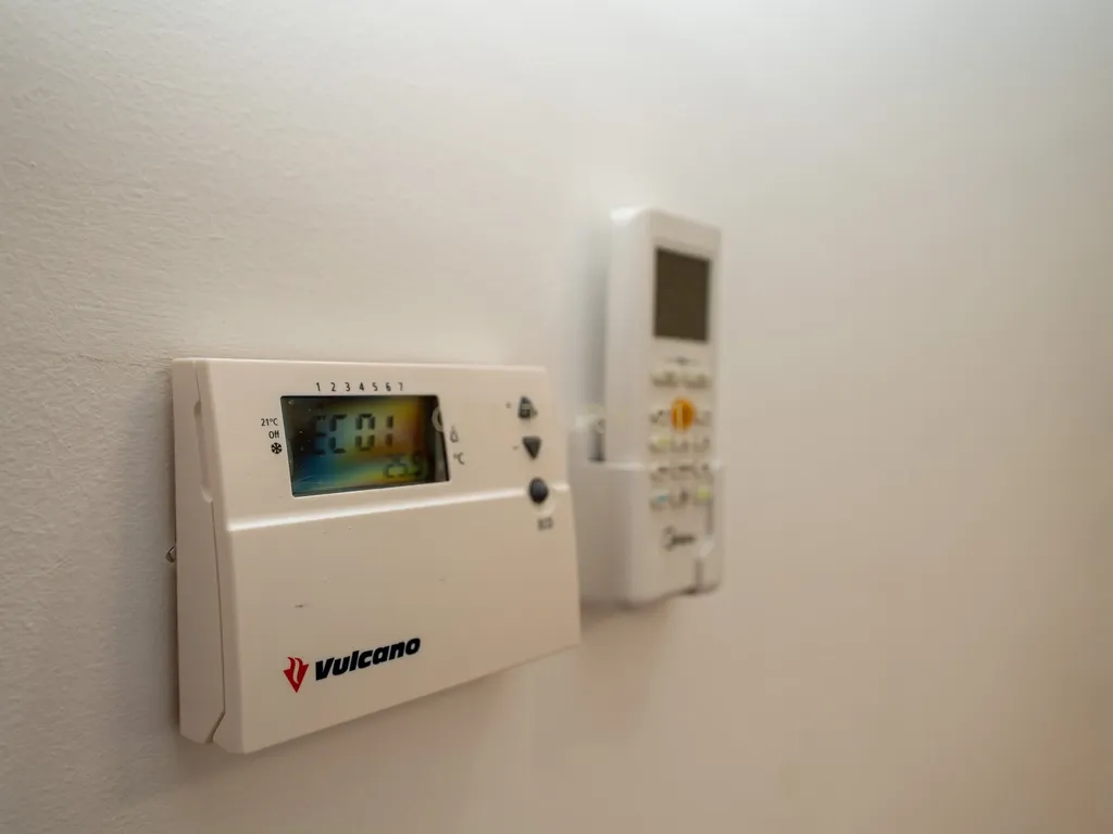 Apartamento de tipologia T3, com 2 varandas, 2 WC e box para 4 viaturas, situado no Jardim da Amoreira - Ramada em Odivelas. - Image 10