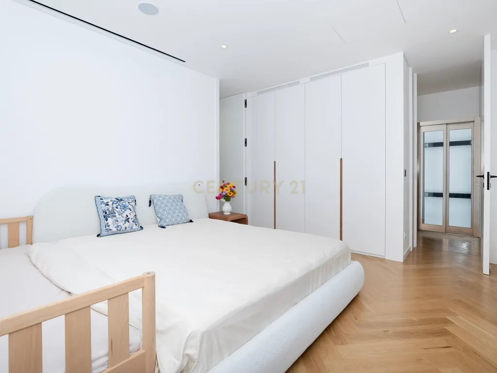Moradia T5+1 Luxuosa no Estoril - Image 24