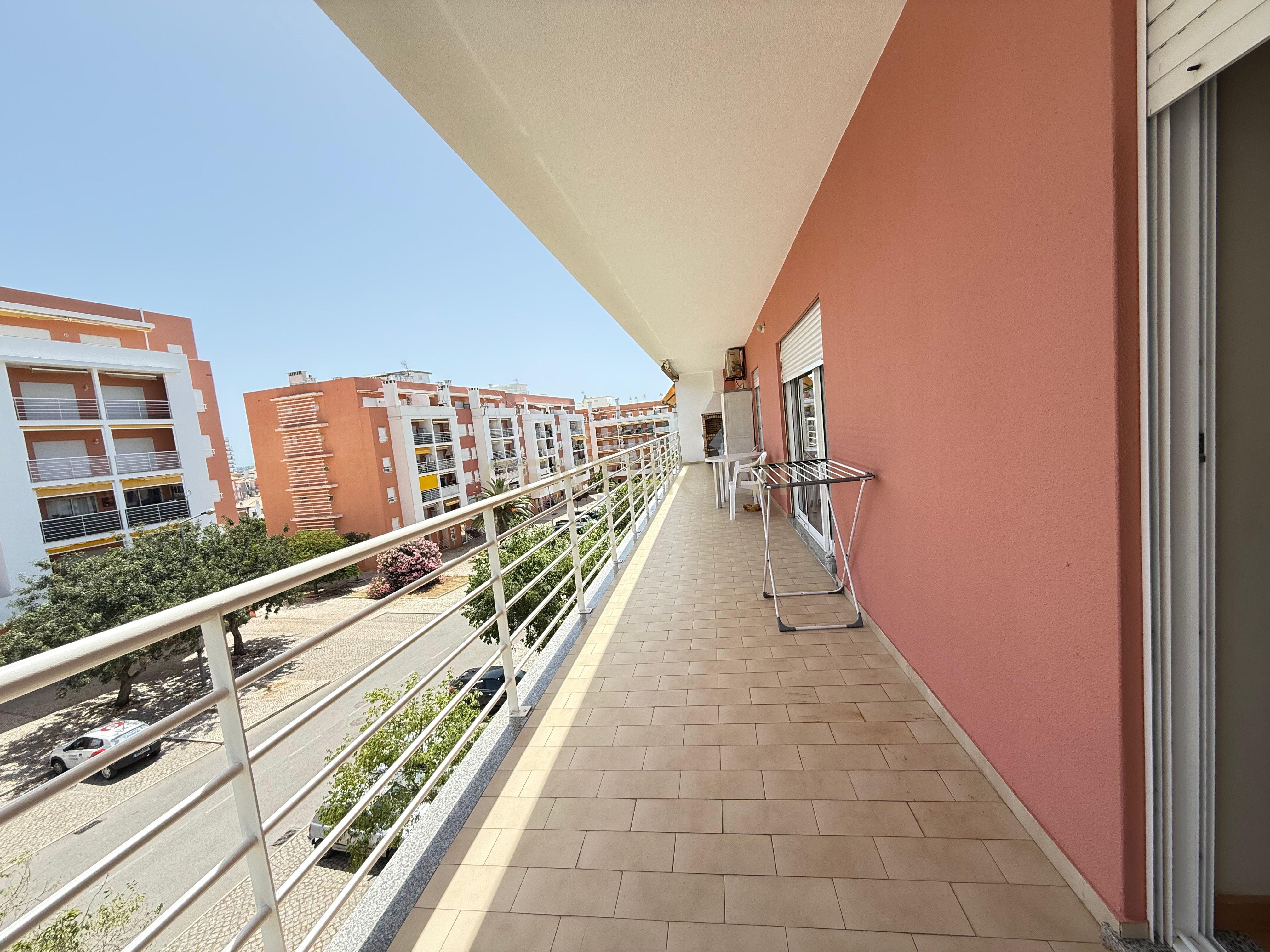 Fotografia 6 de Apartamento T2 Semi-Novo com Garagem em Armação de Pêra – Conforto, Modernidade e Excelente Localização
