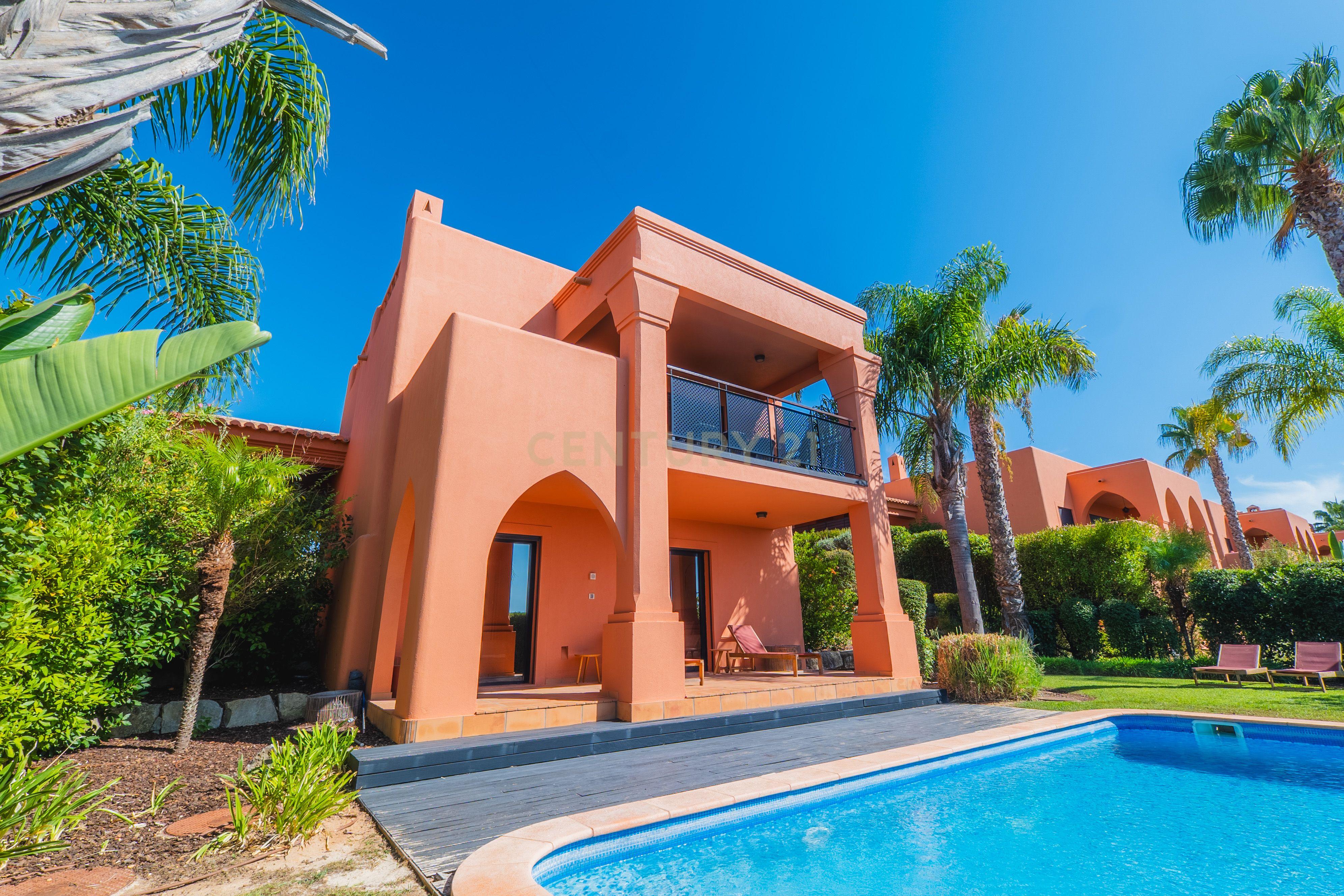 Moradia Independente com 3 Suites, Amendoeira Golf Resort, Piscina, Jardim, Alcantarilha.
