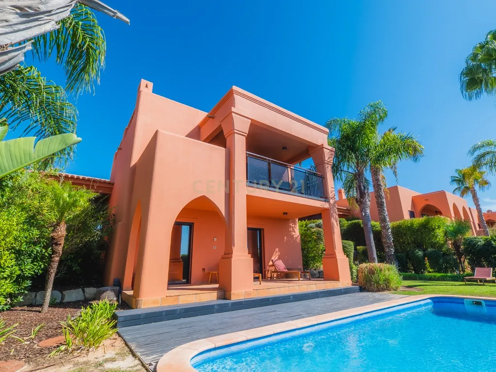 Moradia Independente com 3 Suites, Amendoeira Golf Resort, Piscina, Jardim, Alcantarilha. - Image 1