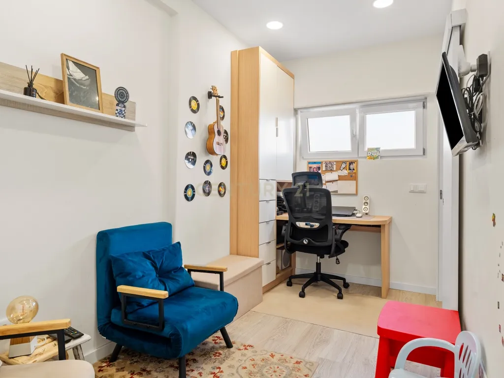 Espaçoso T3 Remodelado com Vista Rio em Cacilhas (+ Opção de Garagem BOX) - Image 18