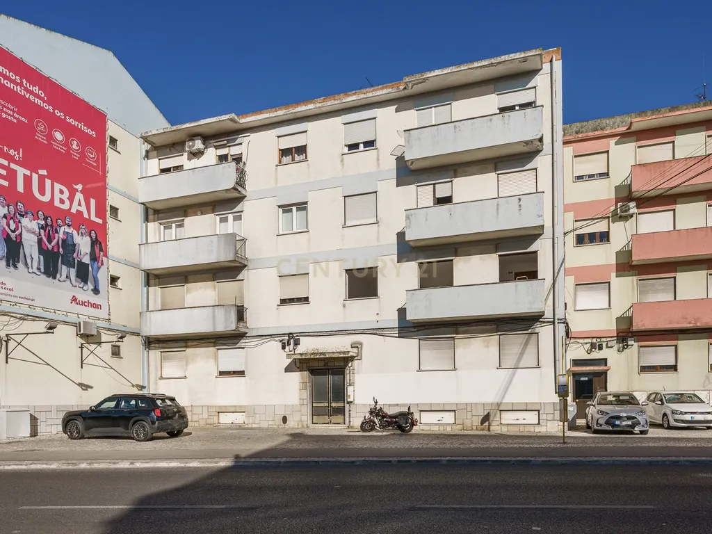 Espaçoso T3+1 com Garagem nos Ciprestes, em Setúbal. - Image 14