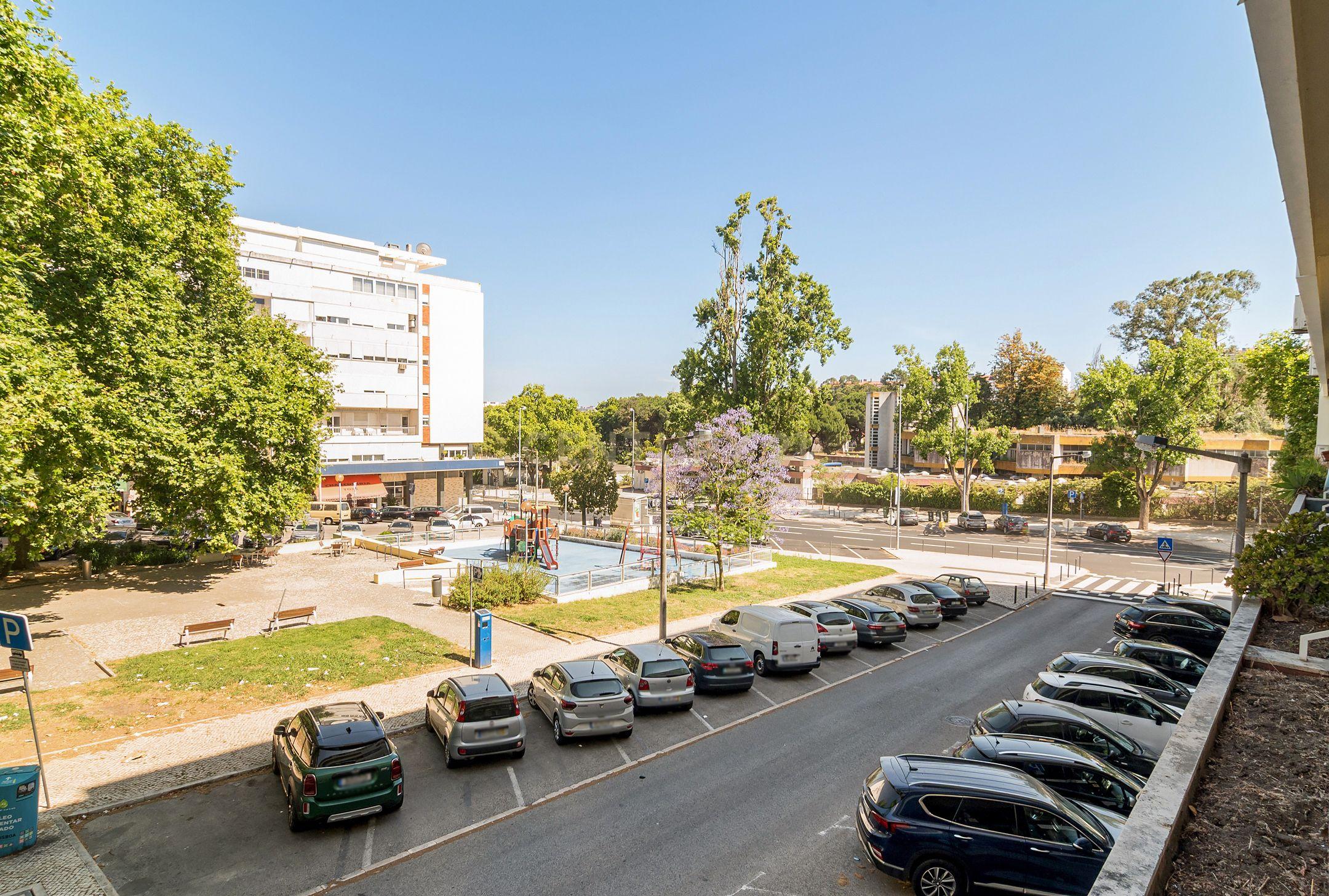 T2 com 130 m² para Arrendamento | Varanda com Vista para Jardim | Elevador - Image 13