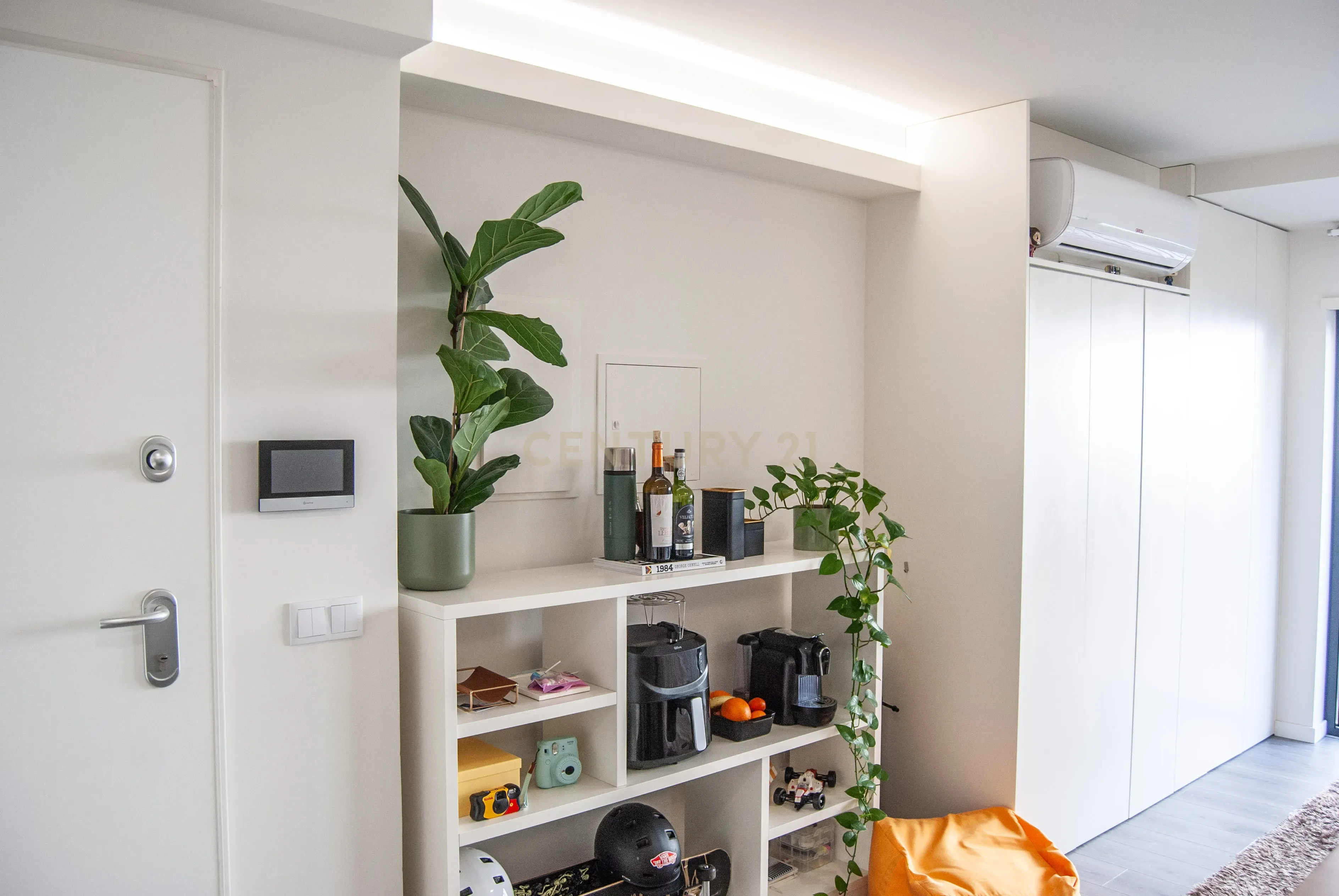 Apartamento T0 Mobilado com varanda - Zona central de Aveiro - Image 3
