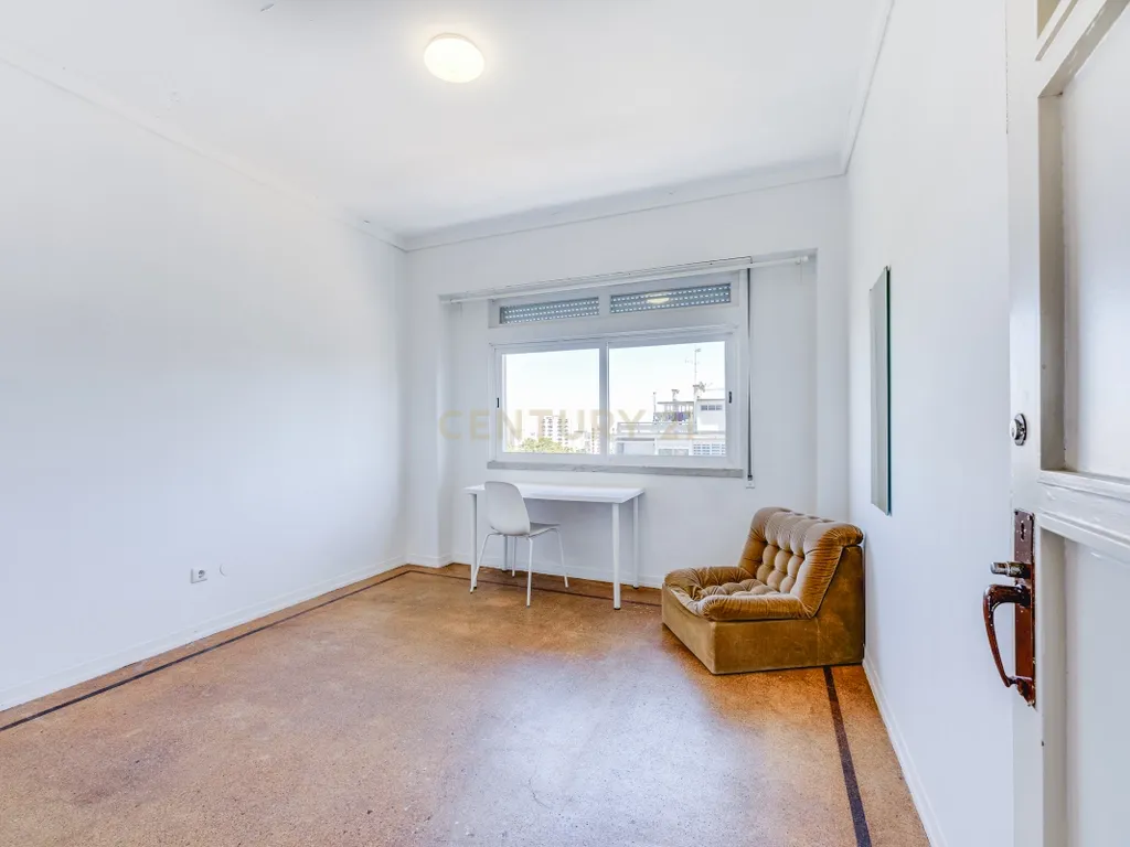 Apartamento T4 para Remodelação no Coração dos Olivais, com Vista Fantástica - Image 18
