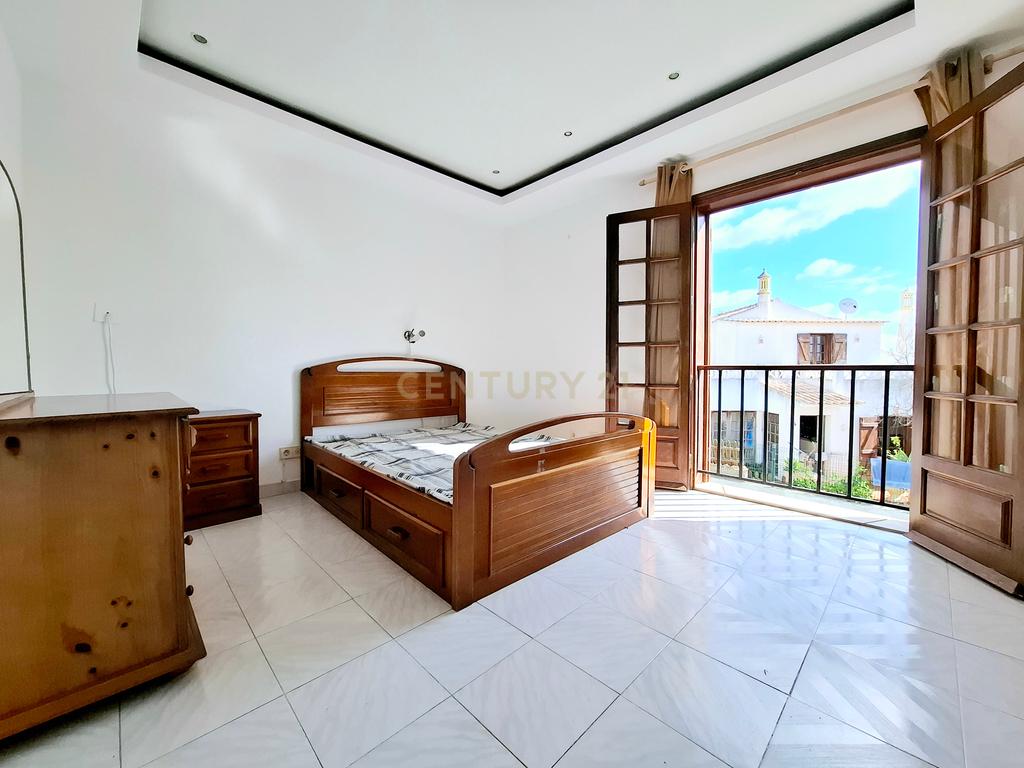 Moradia V3 nos Olhos d’Água – Urbanização Tranquila, 5 Min da Praia, Ideal para Viver - Image 11