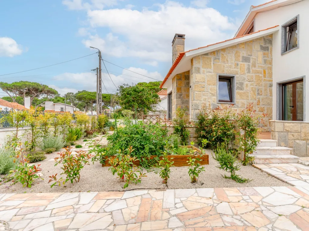 Viver com Elegância entre o Litoral e a Cidade – Uma Casa Sustentável em Colares, Portugal - Image 2