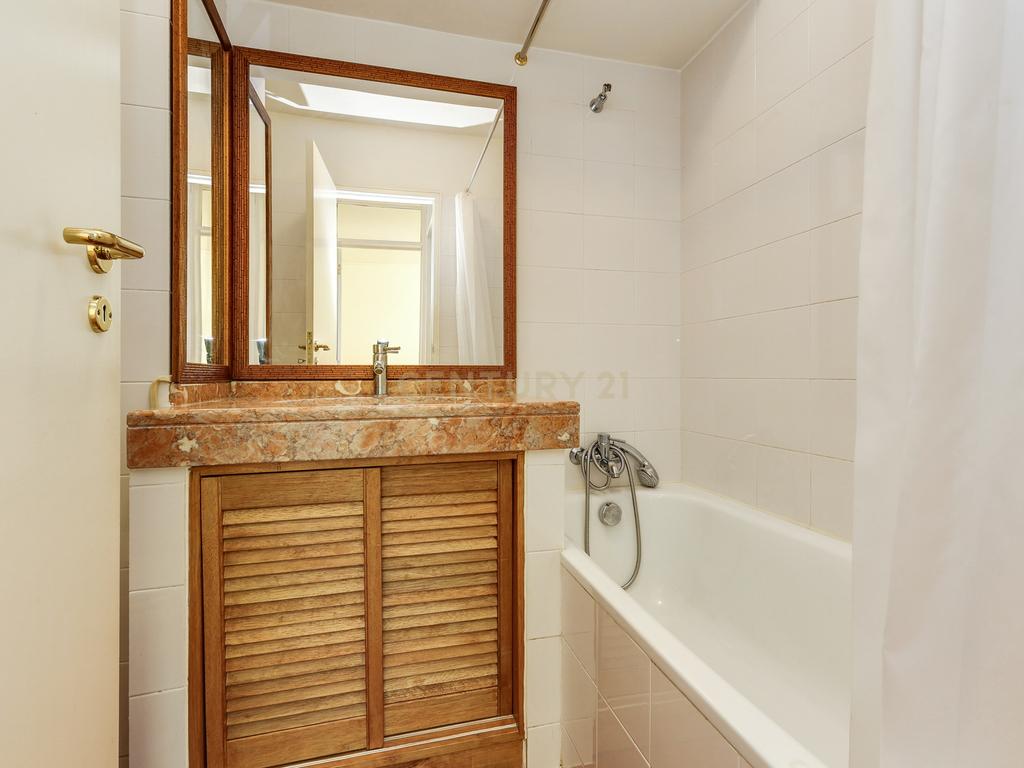 Apartamento T4 Duplex no coração de Telheiras - Image 31