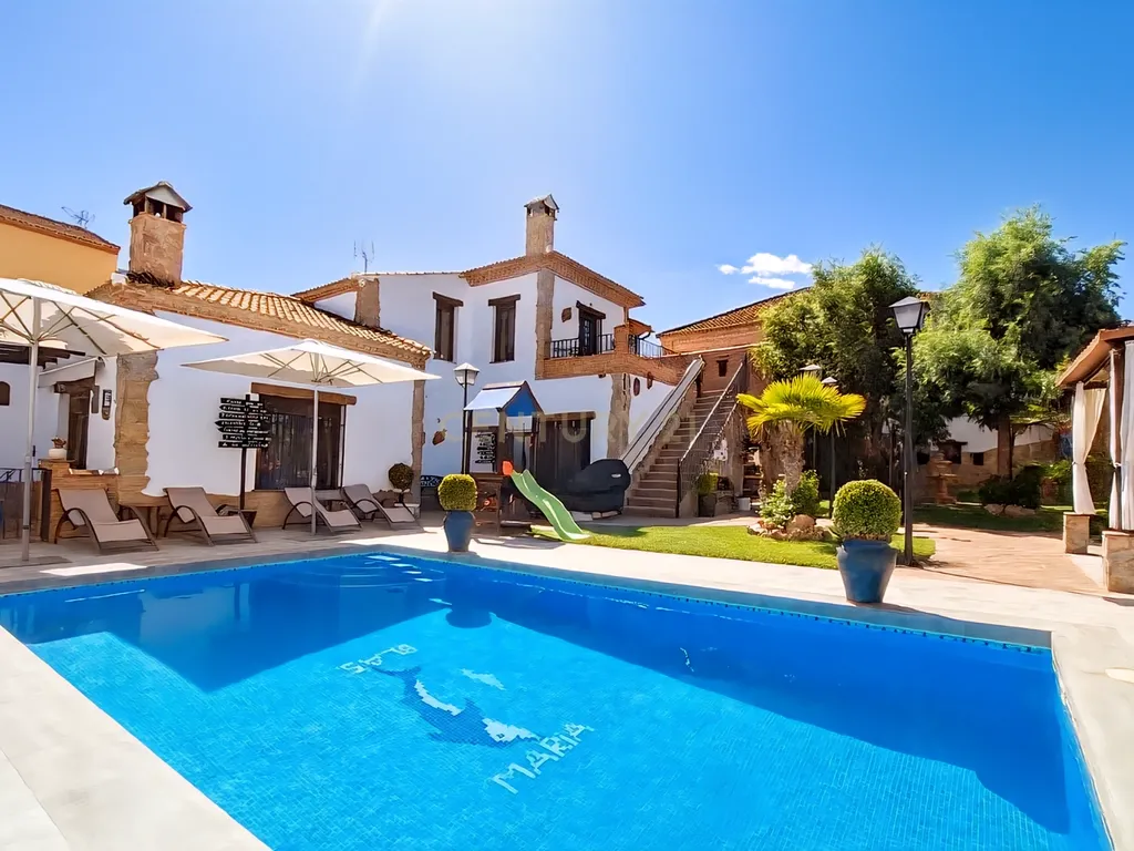 Exclusiva Propriedade Boutique com 3 Apartamentos Independentes, Piscina e Jardim Privado perto de Ronda – Elevada Rentabilidade Turística - Image 1