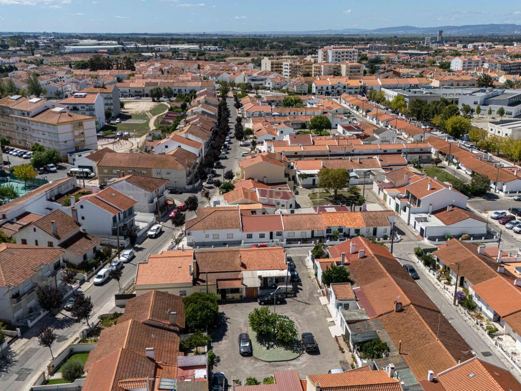 MORADIA T3 COM GARAGEM E ESPAÇOS EXTERIORES EM BENAVENTE - Image 30