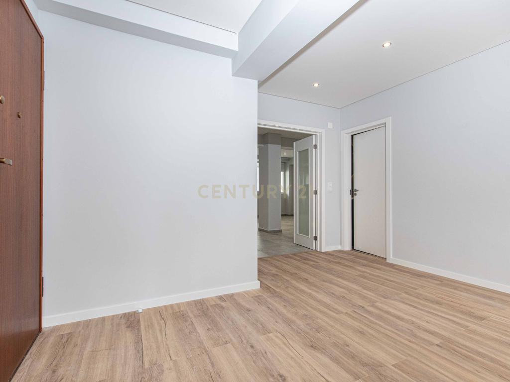 T3 Totalmente Remodelado com Vista Rio | Cacilhas, Almada - Image 15