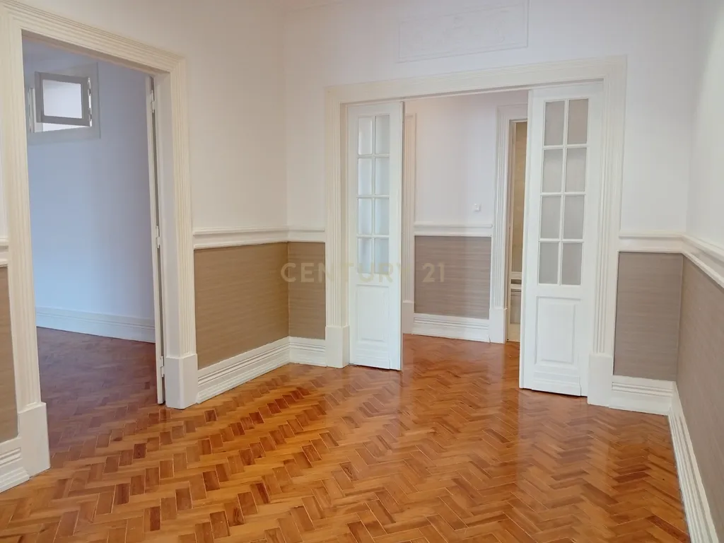 Situado no Bairro Azul junto do Metro e do El Corte Inglês/Fundação Gulbenkian, tem este apartamento com traça antiga com 7 assoalhadas dispostas numa área de 200 m². - Image 1