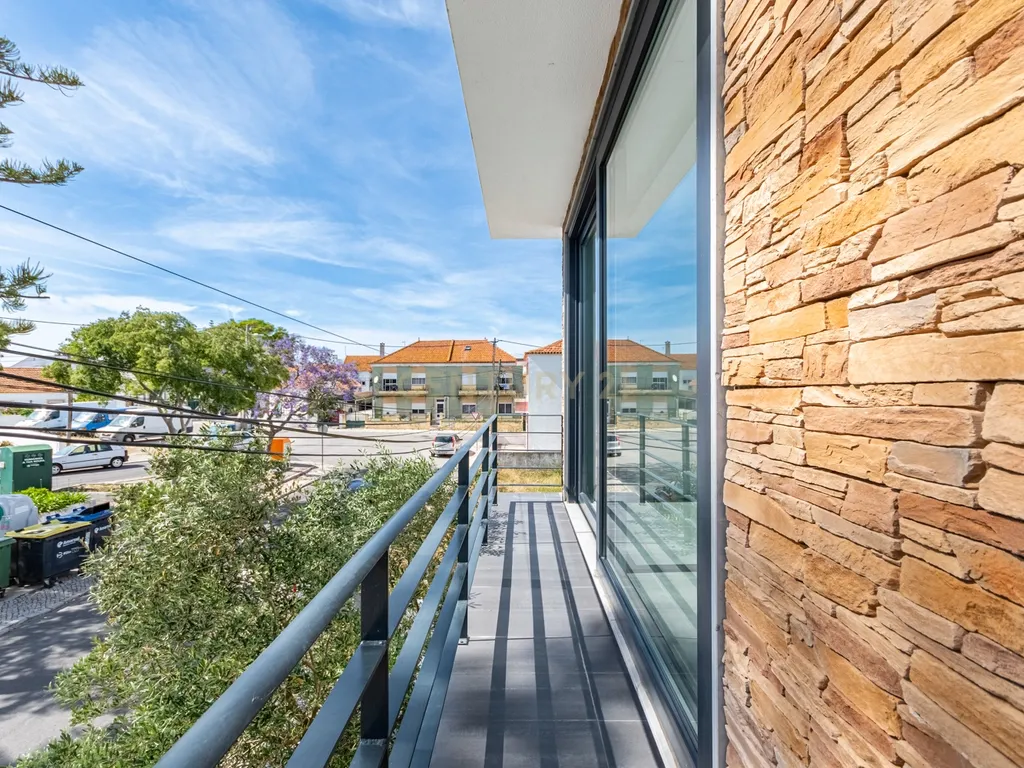 Moradia T3 com 3 Suites e Arquitetura Distinta em Samouco, Alcochete - Image 28