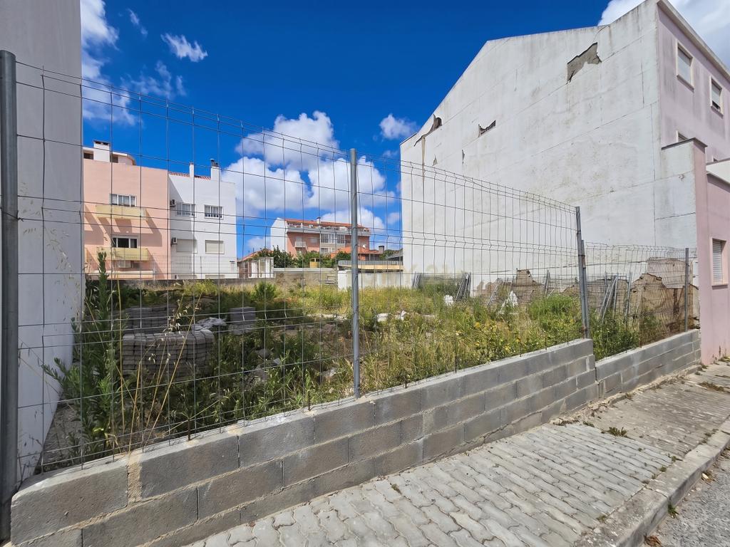 Terreno para construção com projeto aprovado, Brandoa, Amadora - Image 1