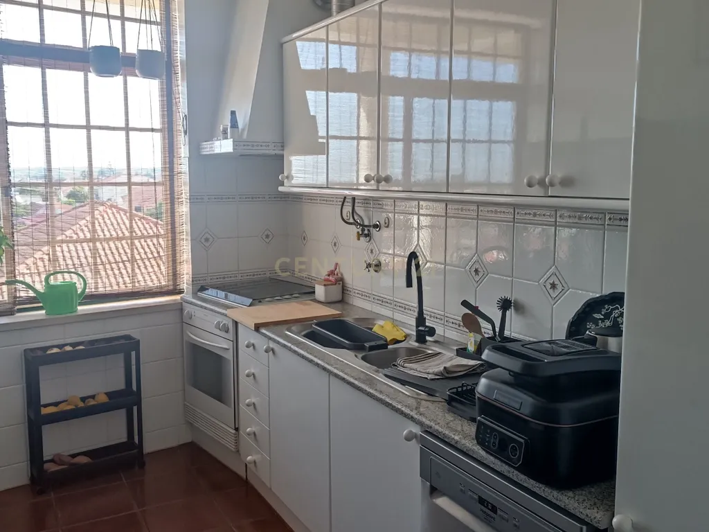 Apartamento T3 com 115 m² em Fazendas de Almeirim, concelho de Almeirim, distrito de Santarém. Apartamento localizado no 2. º andar de um edifício sem elevador. - Image 4