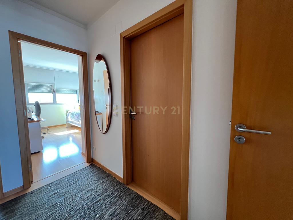 Apartamento T3 com vista desafogada e excelente luminosidade em Lumiar - Image 11
