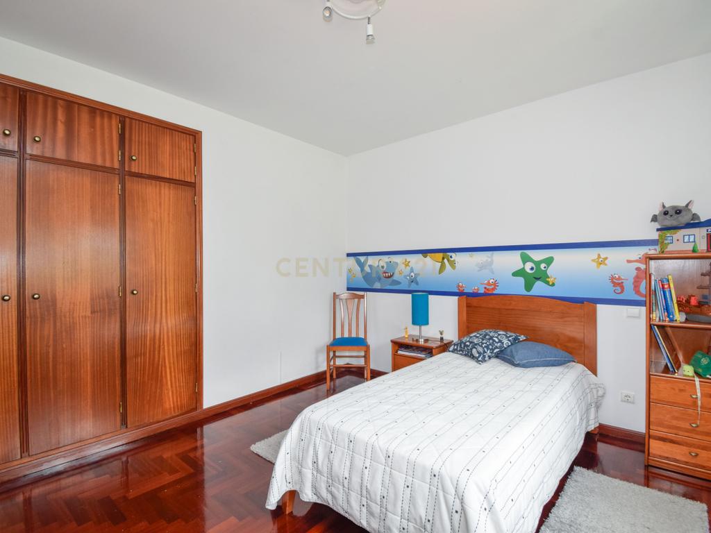 Moradia T5 com piscina em zona tranquila a 20 minutos de Lisboa - Image 12