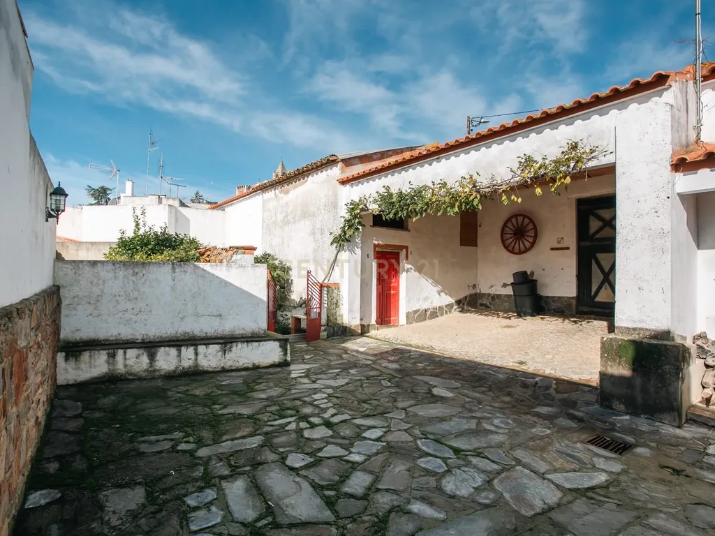 Moradia T2 com Espaço Exterior na Zona Histórica de Mourão - Alentejo - Image 8
