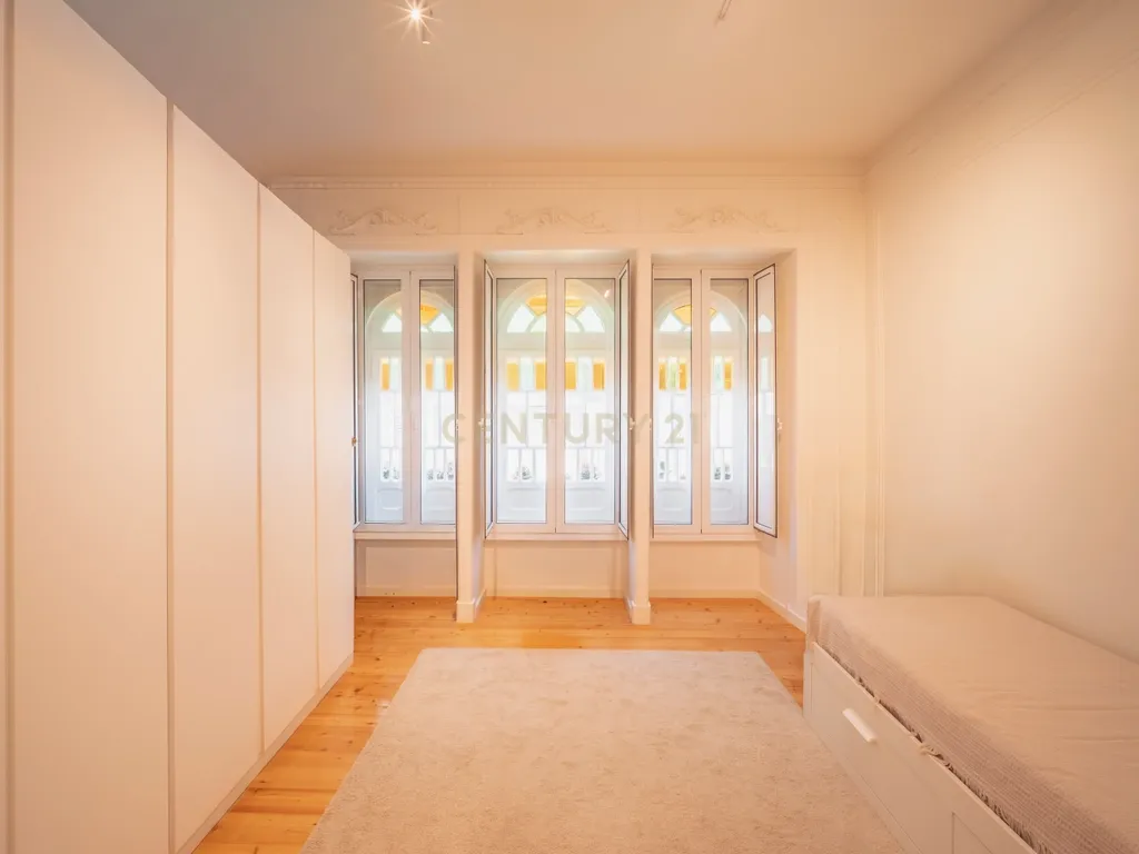 Apartamento Encantador com Jardim Privativo — Santo António, Lisboa - Image 23