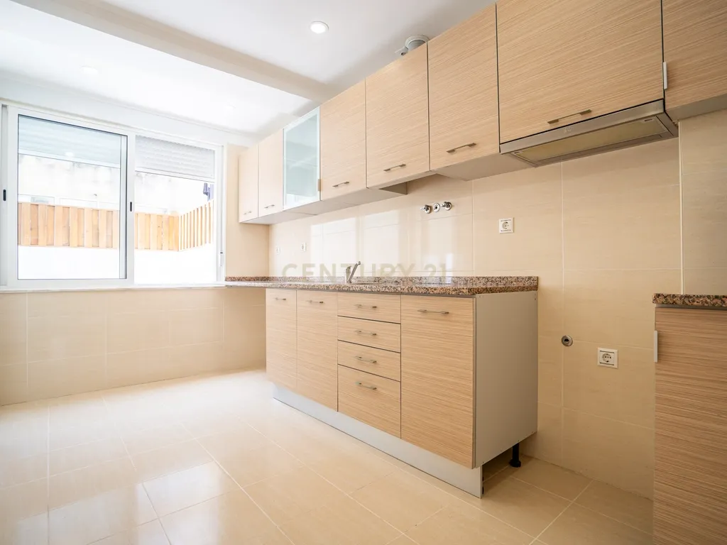 Apartamento Remodelado em Moscavide, Loures - 2 Quartos com Terraço - Image 10