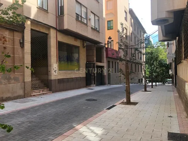 💎 Loja à Venda junto ao Parque de Cánovas | Espaço Versátil no Coração de Cáceres - Image 1