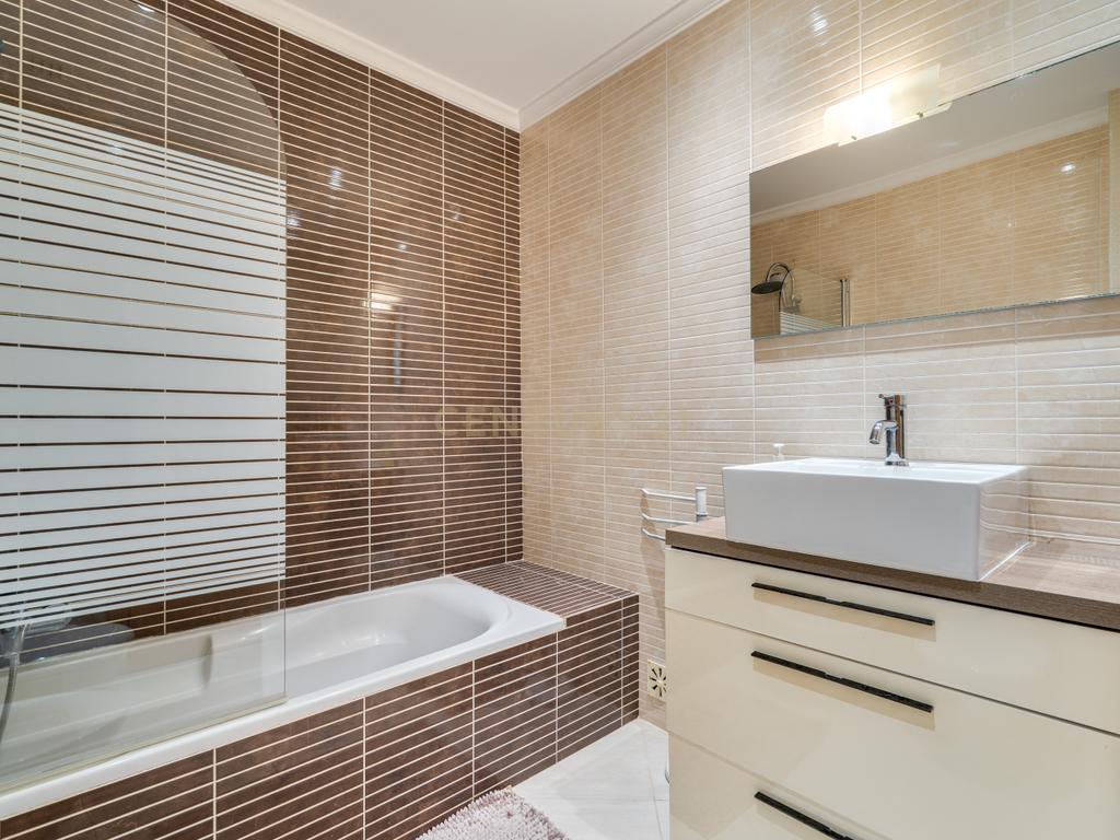 Moradia T2+1 geminada | Piscina - Garagem | Localização: Ferreiras, Centro - Image 19
