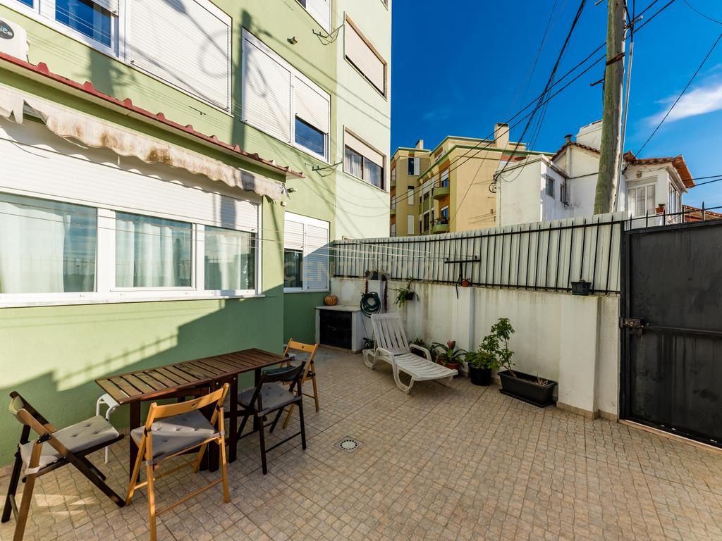 Apartamento T2 em Linda-a-Velha – Remodelado com Terraço e Excelente Localização - Image 22