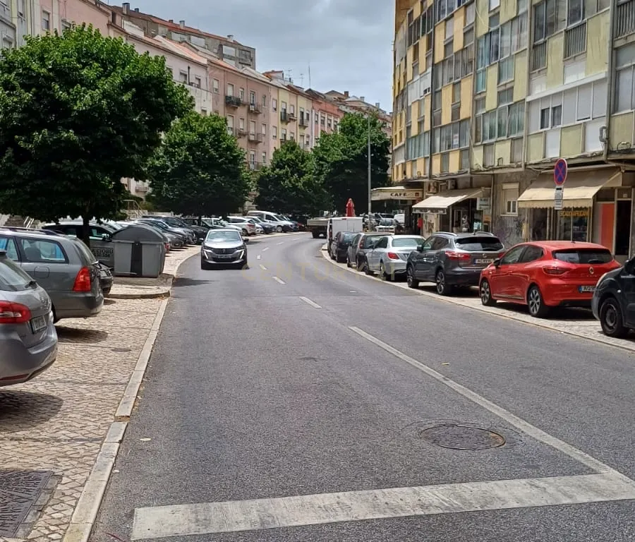 Apartamento T2 com Suite e Varanda – Queluz (Av. Miguel Bombarda) - Image 4
