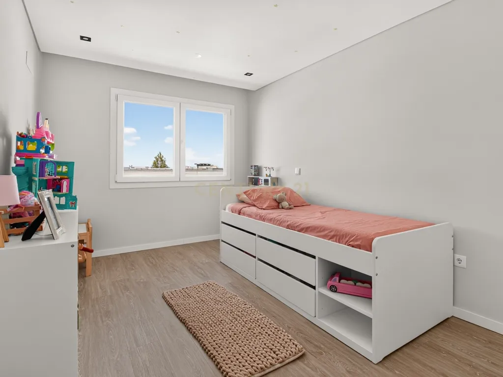 Apartamento Renovado com Vista Panorâmica em Braga - Image 17