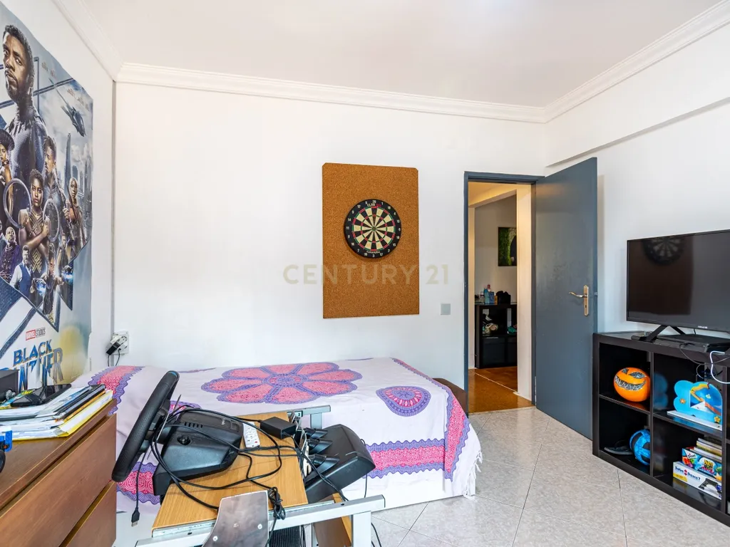 Apartamento T3 em Caneças com Vista e Luz Natural - Image 7