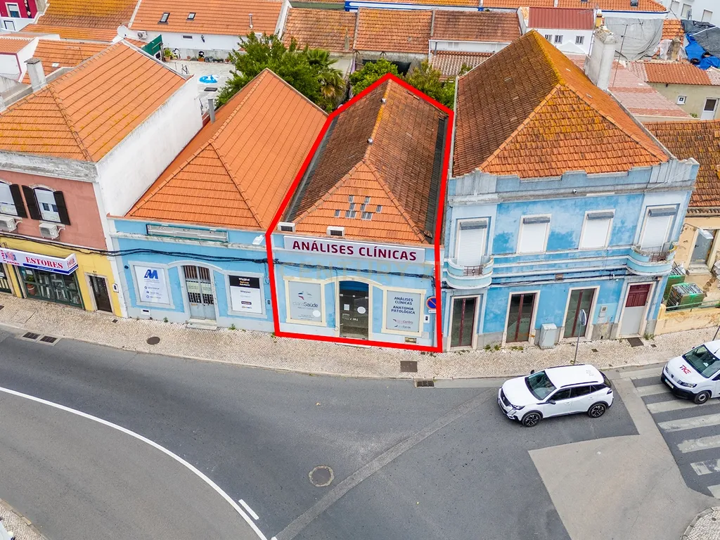 Loja com potencial para comercio e serviços ou reconversão de habitação no centro da Moita - Image 3